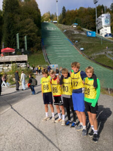 Skispringer-Nachwuchs mit Startnummern vor der Bergiselschanze in Innsbruck